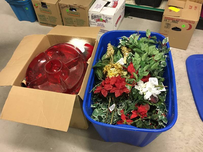 lot 385 image: Lot of Christmas Dcor