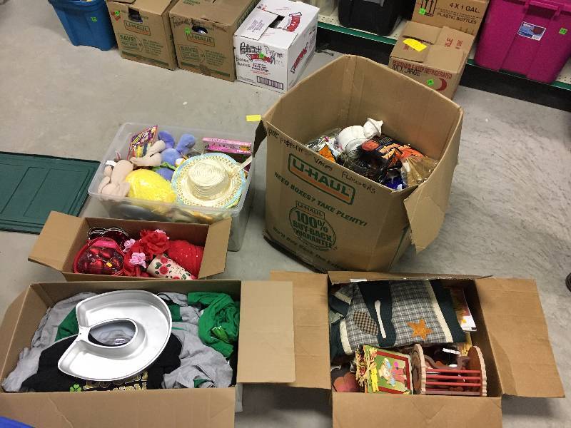 lot 386 image: 5 Boxes of Holiday Dcor