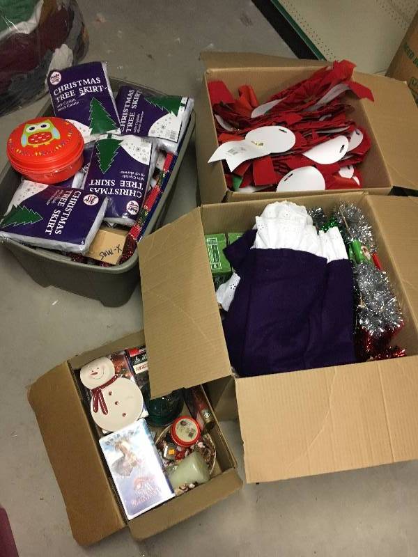 lot 390 image: Large Lot of Holiday Dcor