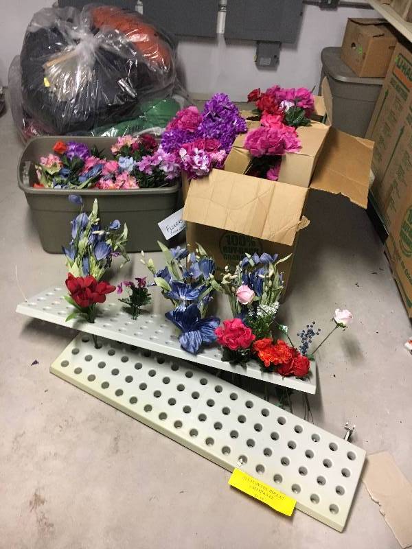 lot 394 image: LARGE Lot of Artifical Flowers