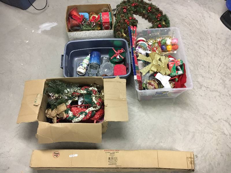 lot 398 image: Large Lot of Holiday Dcor