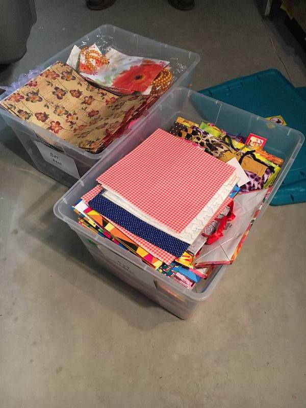 lot 217 image: 2 - Totes of Gift Bags