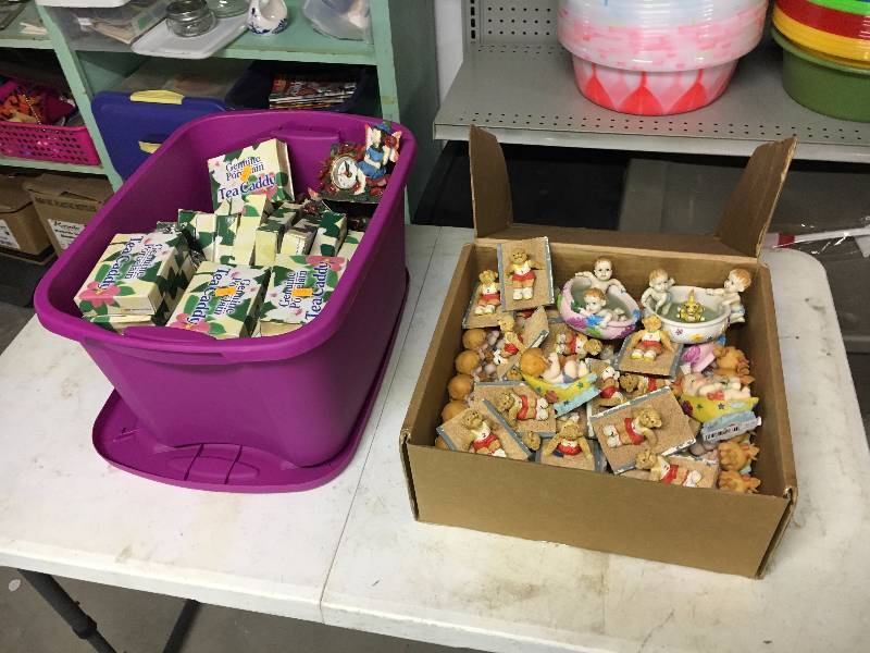 lot 279 image: Tote and Collectibles