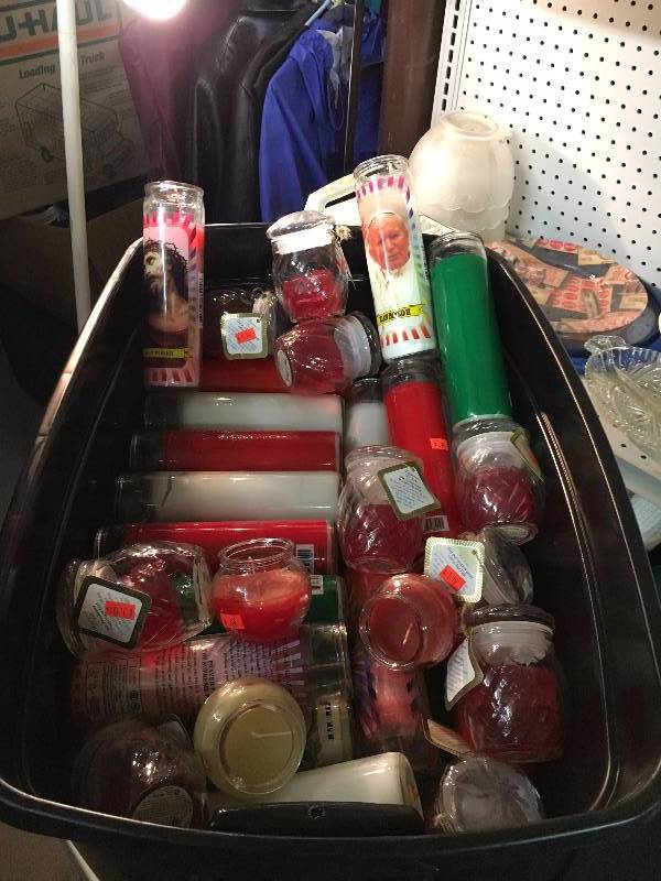 lot 311 image: Tote of Candles