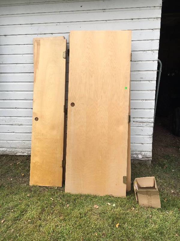 Large Lot of Maple Interior Doors w Door Knobs