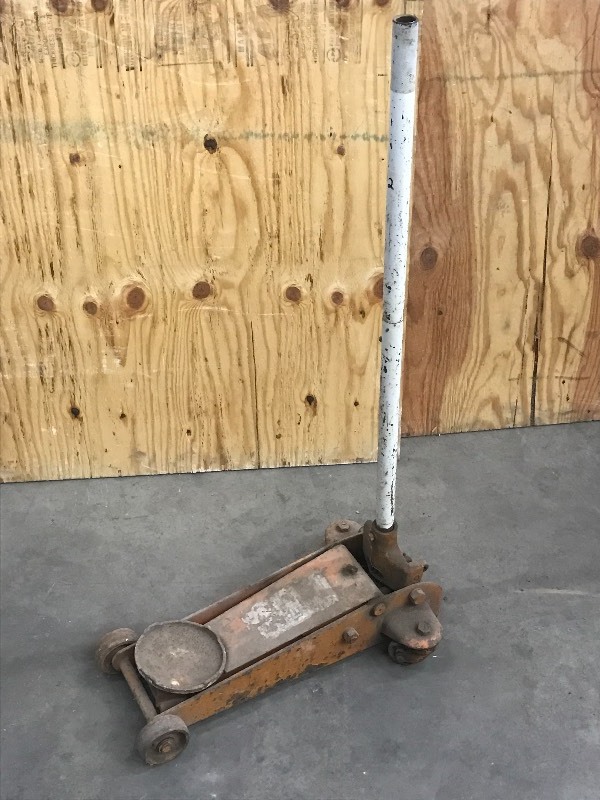 lot 6 image: Floor Jack