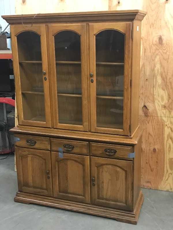 lot 14 image: 2-Piece China Hutch