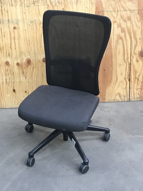 lot 17 image: Deluxe Rolling Office Chair