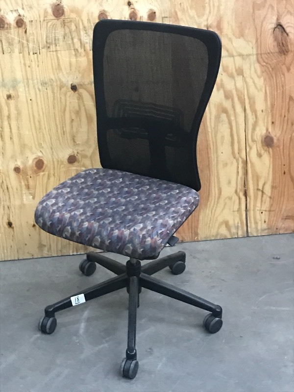 lot 18 image: Deluxe Rolling Office Chair