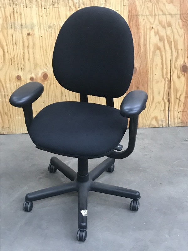 lot 19 image: Steel Case Office Chair
