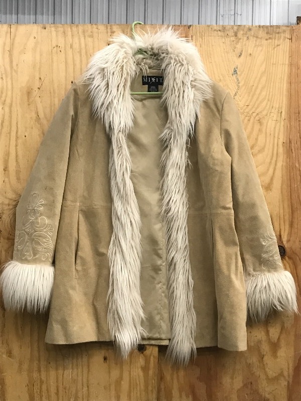 lot 83 image: Genuine Leather Coat