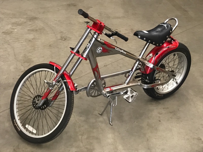 lot 97 image: Schwinn Stingray Bicycle