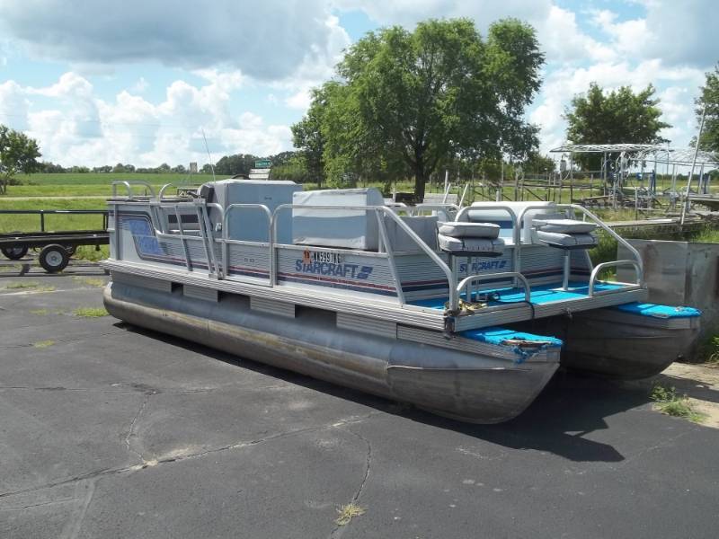 lot 2 image: Starcraft Pontoon with 60 HP Johnson Outboard