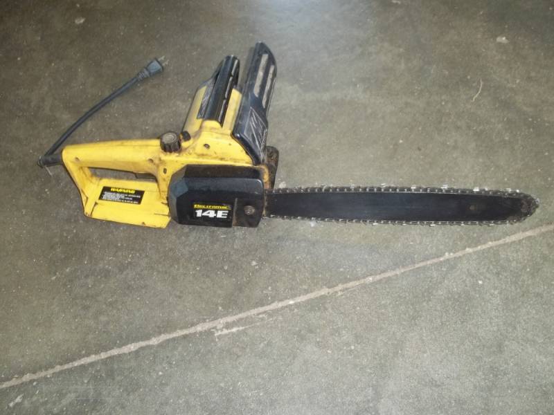 lot 12 image: 14 Electric Chainsaw