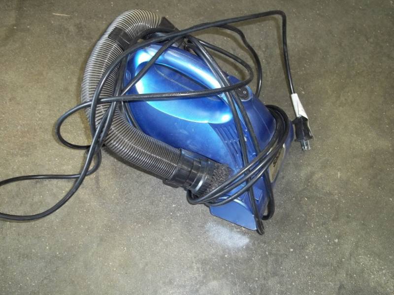 lot 16 image: Shark Mini Vac