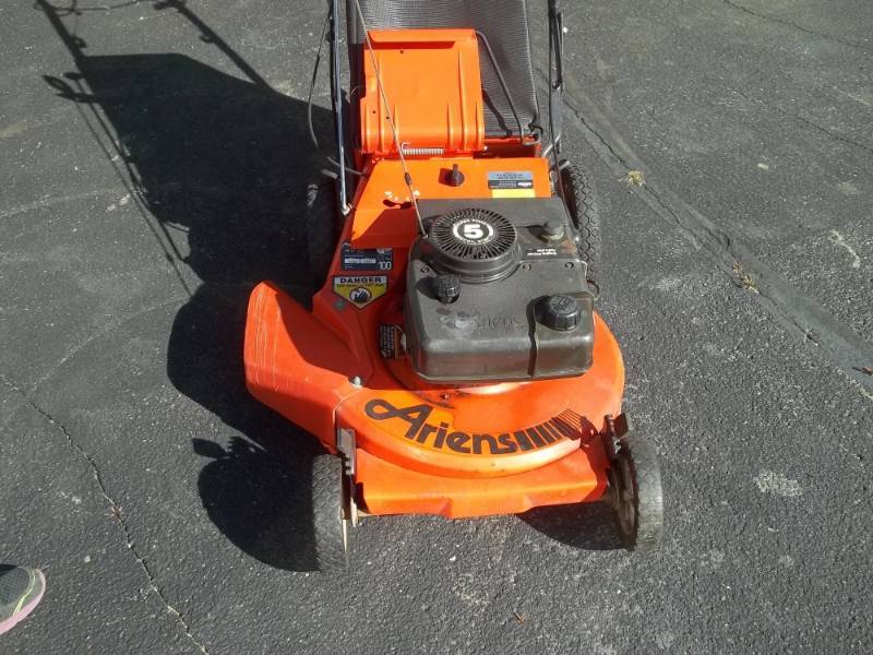 lot 22 image: Ariens lawn Mower with bagger 5hp