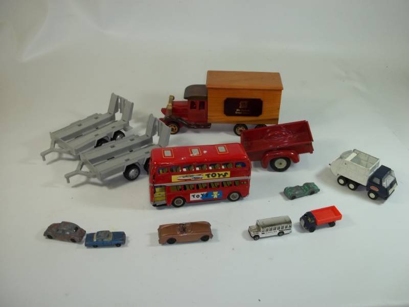 lot 26 image: Vintage Toys