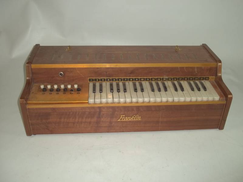 lot 73 image: Franklin Organ