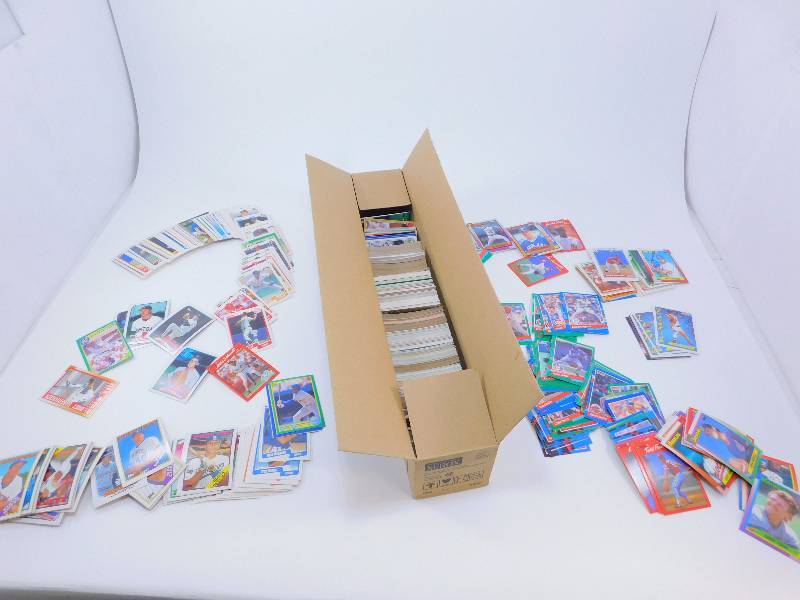 lot 5 image: Large Lot Of Baseball Cards