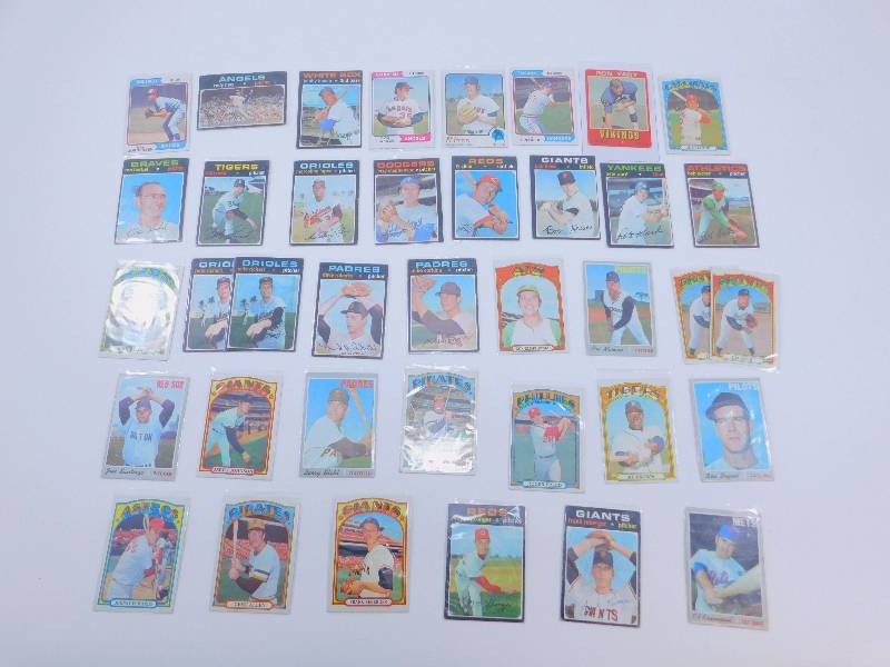 lot 7 image: Lot Of Vintage Baseball and 1 Football Cards