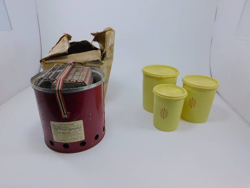 lot 11 image: Vintage Origo Heat-Pal and Tupperware