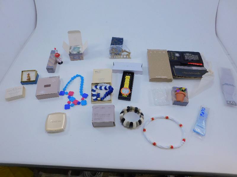 lot 20 image: Lot of Avon Gift Items