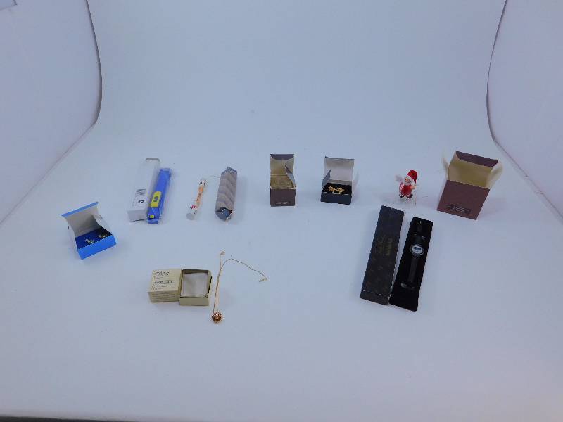 lot 21 image: Lot of Various Avon Jewelry