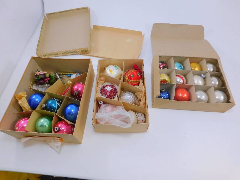 lot 35 image: Vintage Christmas Ornaments