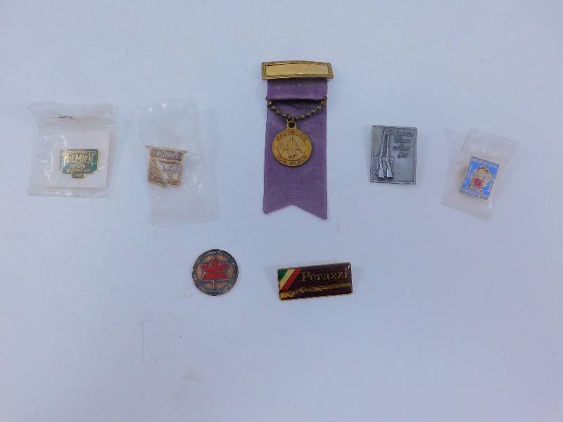 lot 43 image: Vintage pins