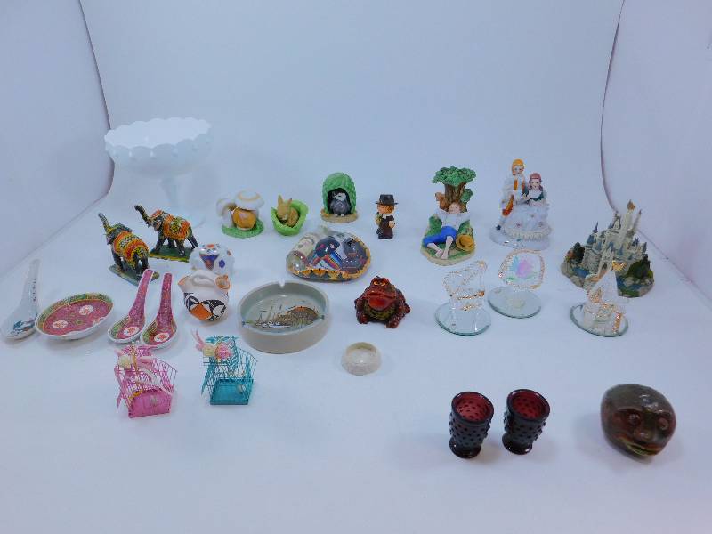 lot 61 image: Large Lot Of Vintage Collectible