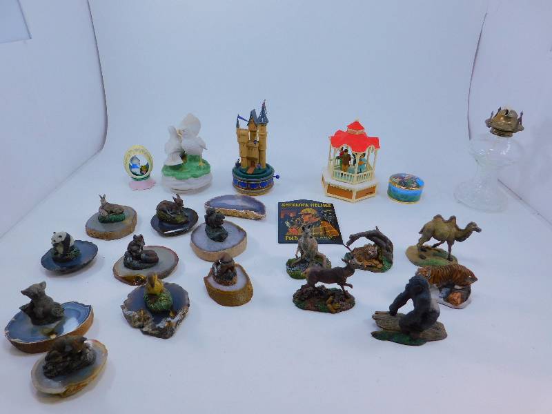 lot 62 image: Large Lot Of Vintage Collectible