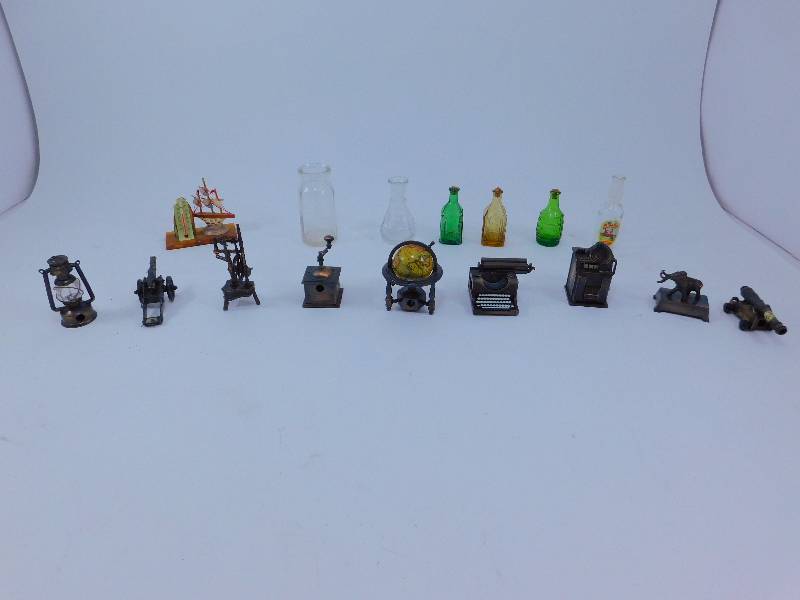 lot 63 image: Large Lot Of Vintage Collectible