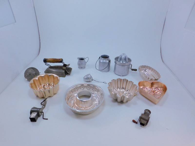 lot 72 image: Lot of Vintage Kitchen Items and a Sunbeam Iron