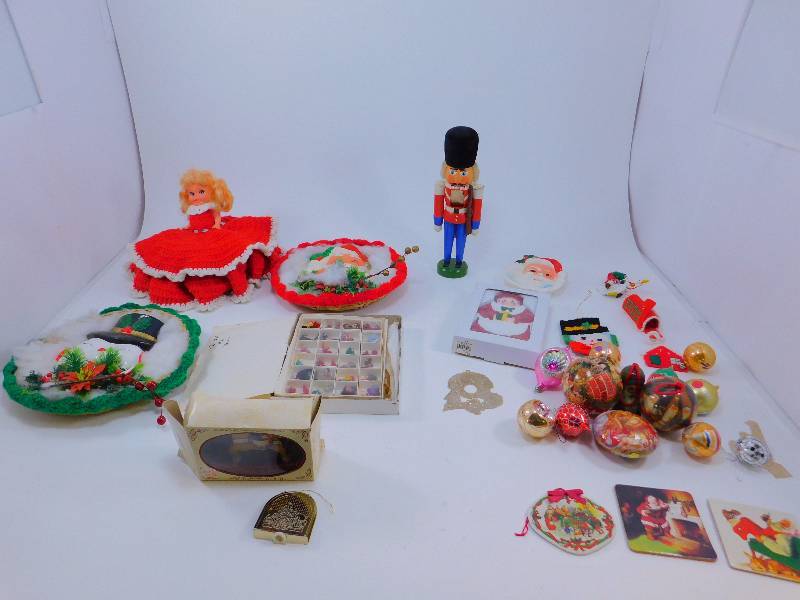 lot 73 image: Lot of Vintage Christmas Items