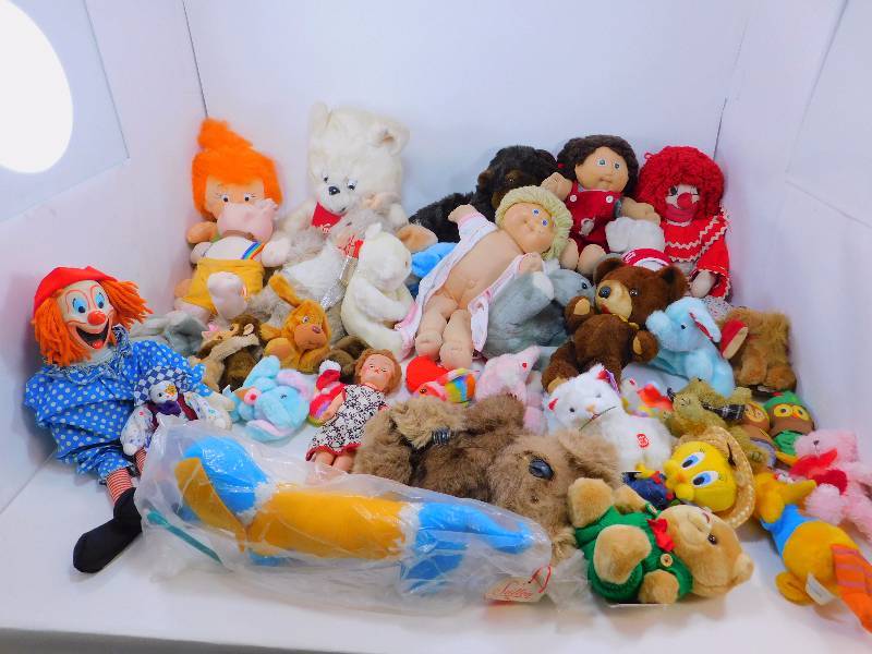 lot 79 image: Lot Of Vintage Teddy Bears And Dolls