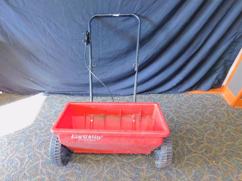 lot 95 image: Earthway Ev-N-Spread Drop Spreader