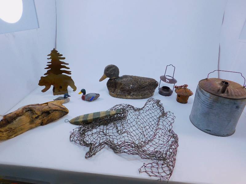 lot 103 image: Lot of cabin Decor Items