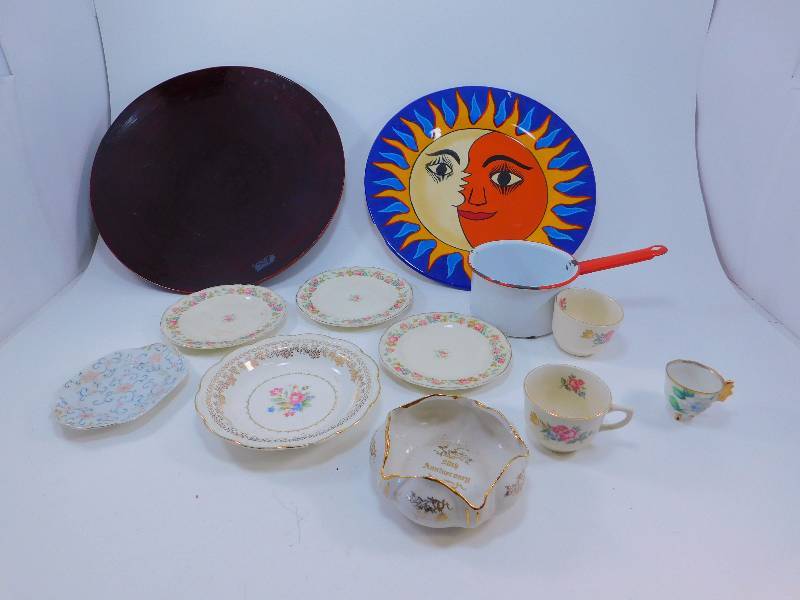 lot 107 image: Lot of Vintage Dishes and Pot