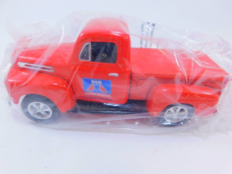 lot 116 image: 125 Scale 1948 Ford F-1 Custom Pickup Die Cast