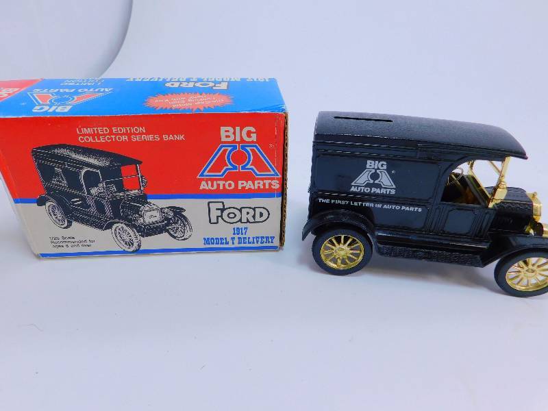 lot 118 image: 125 Scale 1917 Ford Model T Delivery Die Cast Bank