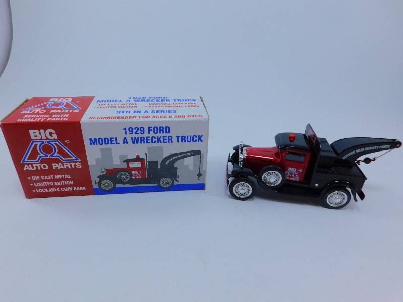 lot 121 image: 125 Scale 1929 Model A Wrecker Truck Die Cast Bank