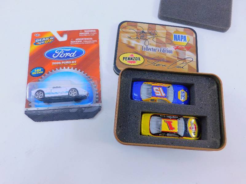 lot 130 image: Lot of 164 Scale Die Cast Cars