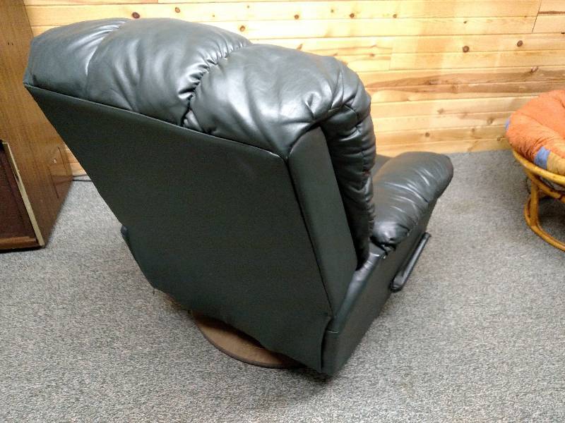 lot 2 image: Swivel Recliner, Works...