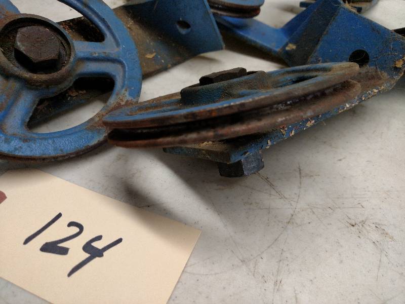 lot 124 image: 5 12 Pulleys...