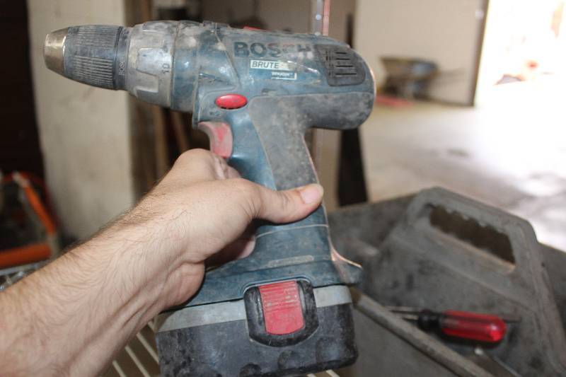 lot 18 image: Lot of (2) Bosch Cordless Drills w Batteries, Charger