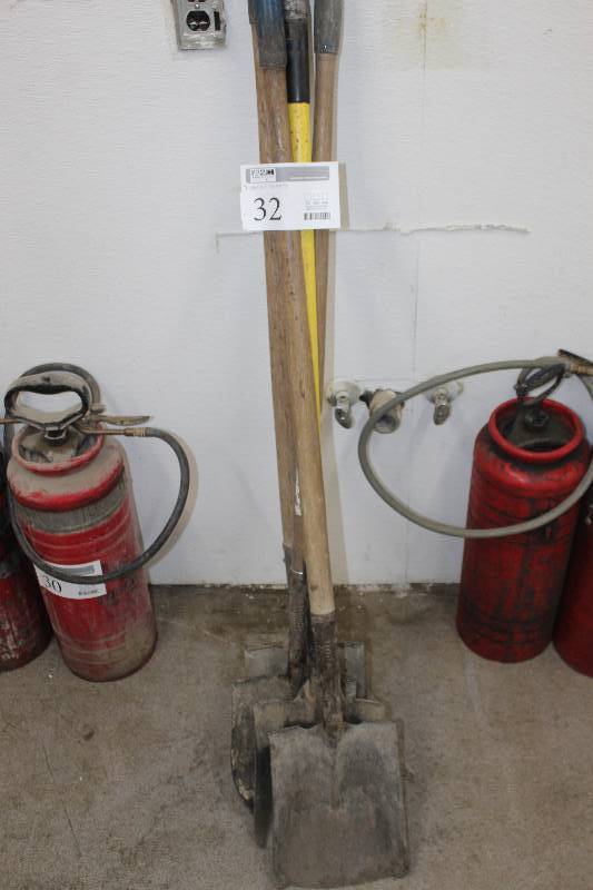 lot 32 image: Lot of (4) Flat Shovels