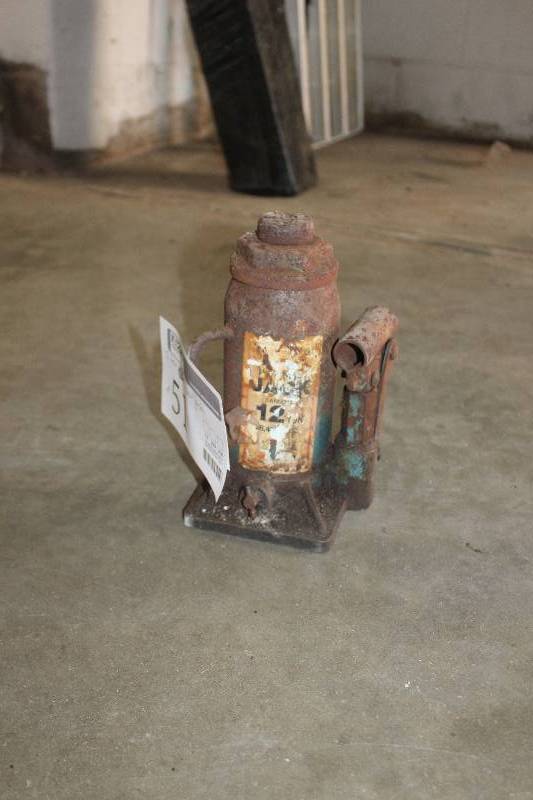 lot 51 image: 12-Ton Bottle Jack