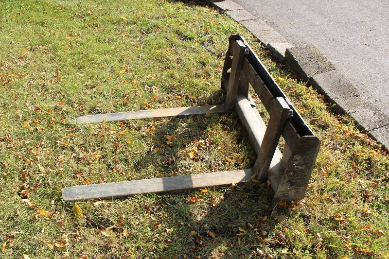 lot 7 image: Skid Loader Fork Attachment