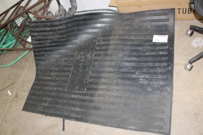 lot 58 image: Truck Bed Floor Liner