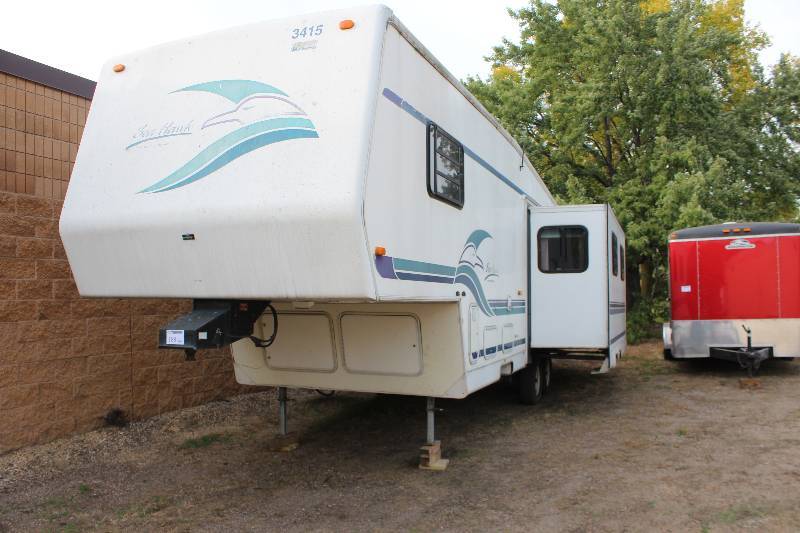 lot 188 image: 1995 Gulfstream  Seahawk 3410 Fifth Wheel Camp Trailer with (1)  Bump Out.